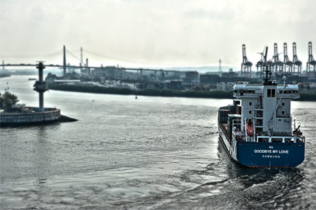 Blick auf die Elbe ud ein Schiff