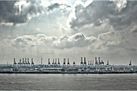 Blick auf die Elbe und ein Container Terminal